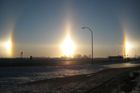 Prosvětlené partie oblohy se většinou vyskytují ve dvojici, tedy po obou stranách vedle slunečního kotouče. Tato paslunce byla zachycena v Severní Dakotě.
 Na snímku: Pravé i levé parhelium (zřejmě i halový sloup)
