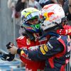 Radostné objímání Sebastiana Vettela a Felipeho Massy v cíli VC Japonska