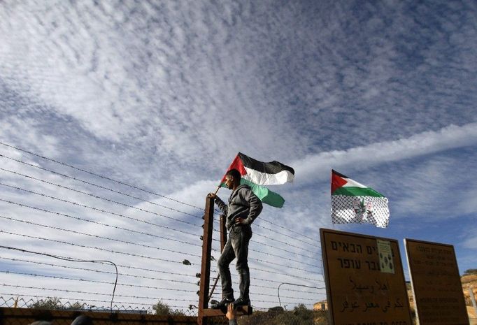 Palestinec čeká na hraničním přechodu Bejtuníja.