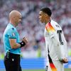 Rozhodčí Anthony Taylor a Jamal Musiala ve čtvrtfinále Eura 2024 Španělsko - Německo