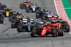 F1 živě: Verstappen v Rakousku dovedl stíhací jízdu k vítězství, druhý dojel Leclerc