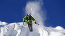 Austrian freeride skier Mathias Haunholder jumps off a cliff during a freeride skiing tour on Sonnenkopf mountain in Langen am Arlberg December 10, 2012. Backcountry or freeride skiers ski away from marked slopes with no set course or goals, in untamed snow, generally in remote mountainous areas. Picture taken December 10, 2012. REUTERS/ Dominic Ebenbichler (AUSTRIA - Tags: SPORT SKIING SOCIETY) Published: Led. 21, 2013, 10:20 dop.