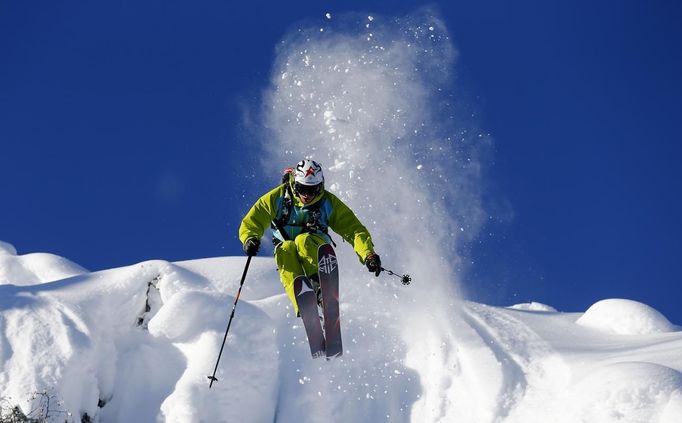 Austrian freeride skier Mathias Haunholder jumps off a cliff during a freeride skiing tour on Sonnenkopf mountain in Langen am Arlberg December 10, 2012. Backcountry or freeride skiers ski away from marked slopes with no set course or goals, in untamed snow, generally in remote mountainous areas. Picture taken December 10, 2012. REUTERS/ Dominic Ebenbichler (AUSTRIA - Tags: SPORT SKIING SOCIETY) Published: Led. 21, 2013, 10:20 dop.