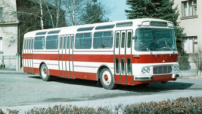 Městský autobus Karosa ŠM11 se začal vyrábět v roce 1965.
