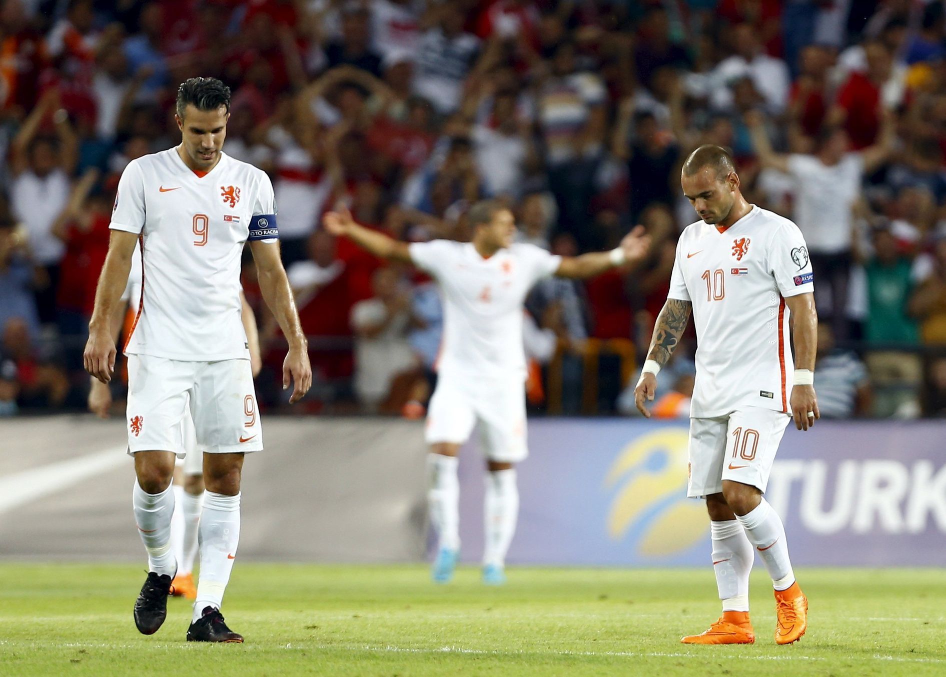 Turecko-Nizozemsko: smutní Robin van Persie a Wesley Sneijder