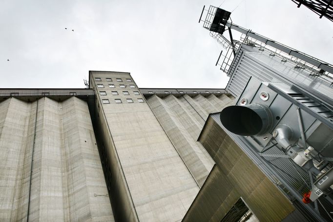 Druhé největší silo na obilí v ČR v Blovicích. Je součástí systémy Státní správy hmotných rezerv.