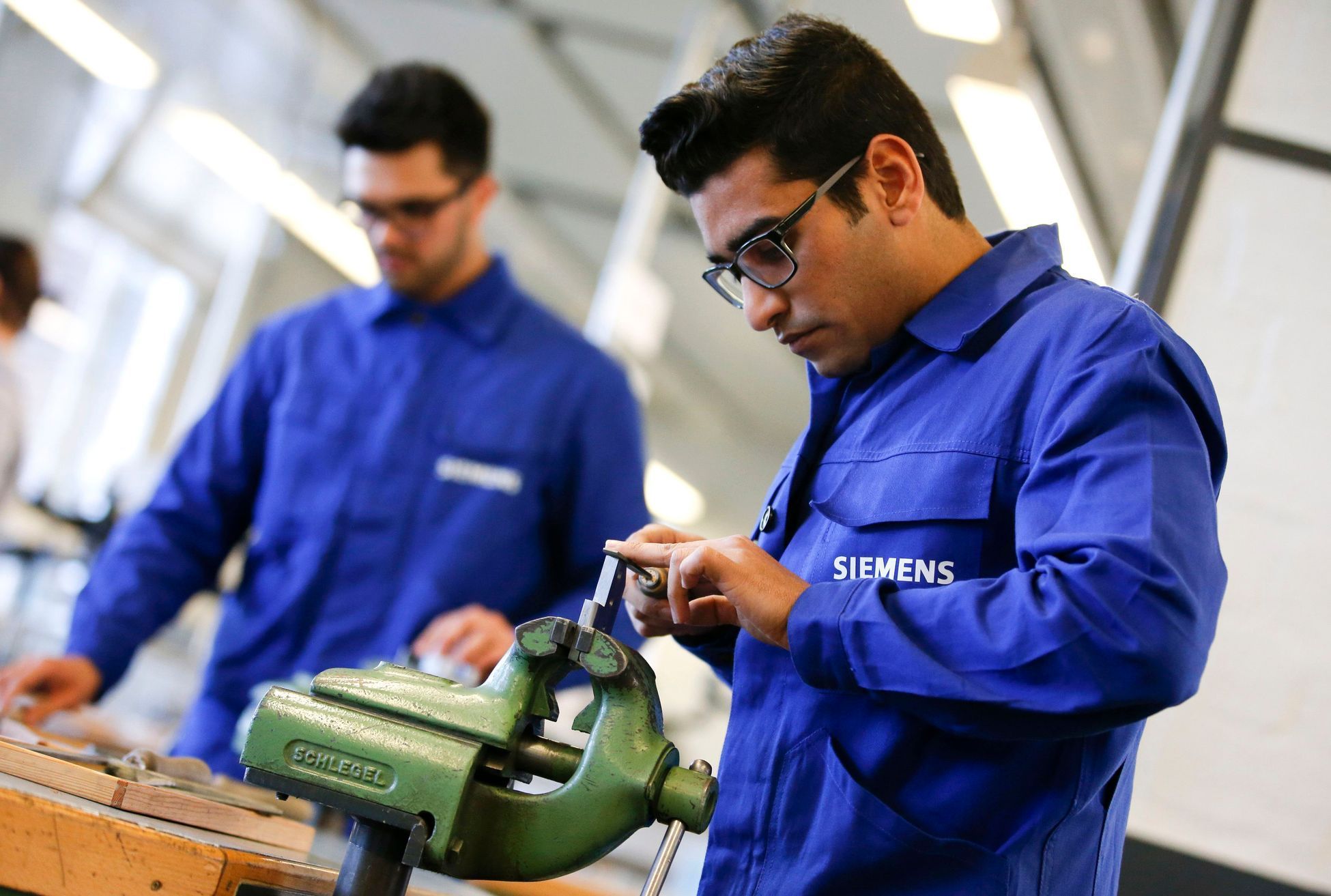 Kvalifikační kursy pro uprchlíky organizuje koncern Siemens.
