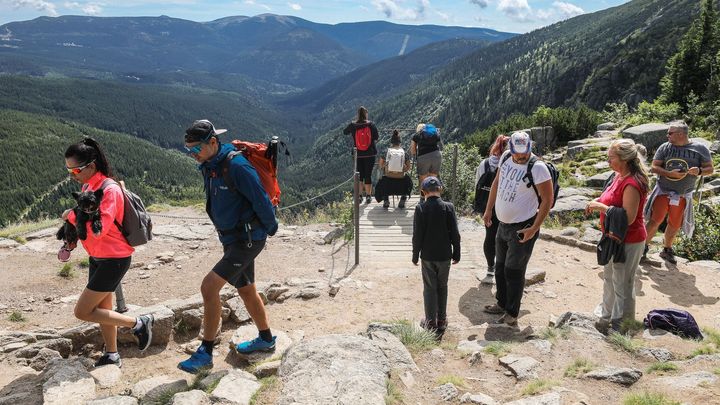 Obrazem: Krkonoše se potýkají s návalem turistů. Ti často nevědomky devastují přírodu; Zdroj foto: Jakub Plíhal