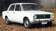 VAZ 2101, alias klasický žigulík, asi není třeba blíže představovat. Licenční verze Fiatu 124, která odstartovala kariéru automobilce z Toljatti, byla extrémně populární nejen v Sovětském svazu, ale třeba i v Československu. Na domácím trhu byla obliba tak vysoká, že ještě v roce 2012 vznikalo modifikované kombi 2104.