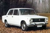 VAZ 2101, alias klasický žigulík, asi není třeba blíže představovat. Licenční verze Fiatu 124, která odstartovala kariéru automobilce z Toljatti, byla extrémně populární nejen v Sovětském svazu, ale třeba i v Československu. Na domácím trhu byla obliba tak vysoká, že ještě v roce 2012 vznikalo modifikované kombi 2104.