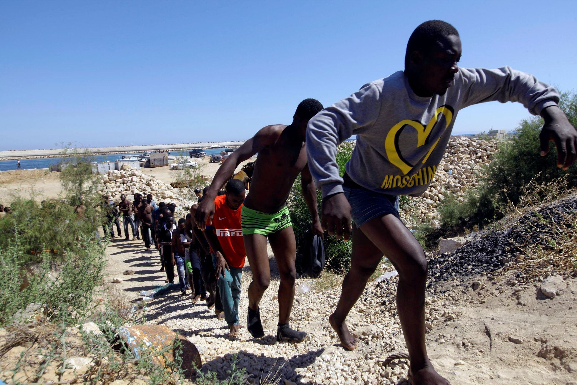 Skupina migrantů, zachráněných po převrácení člunu nedaleko libyjského Tripolisu.