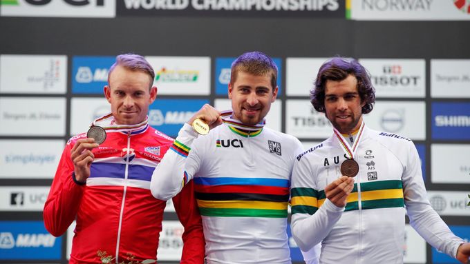 Peter Sagan porazil na MS v Norsku domácího Alexandra Kristoffa (vlevo) a Australana Michaela Matthewse (vpravo). Slovák získal jako první cyklista v historii třetí mistrovský titul v řadě.