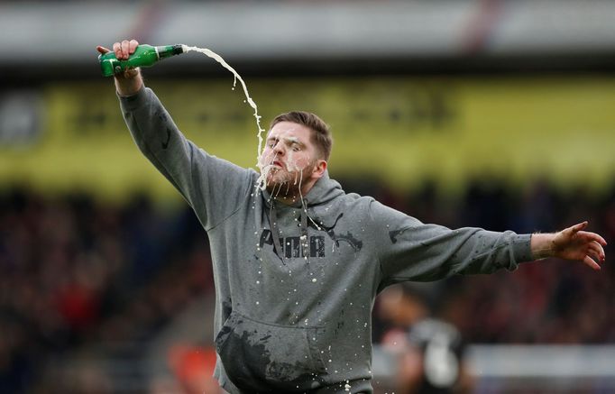 Fanoušek, který vběhl na trávník při utkání Crystal Palace - Newcastle