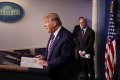 Rozdává rady o dezinfekci, fakta ho netrápí. Trump před volbami rozjel velké tiskovky
