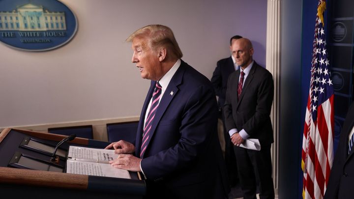 Rozdává rady o dezinfekci, fakta ho netrápí. Trump před volbami rozjel velké tiskovky