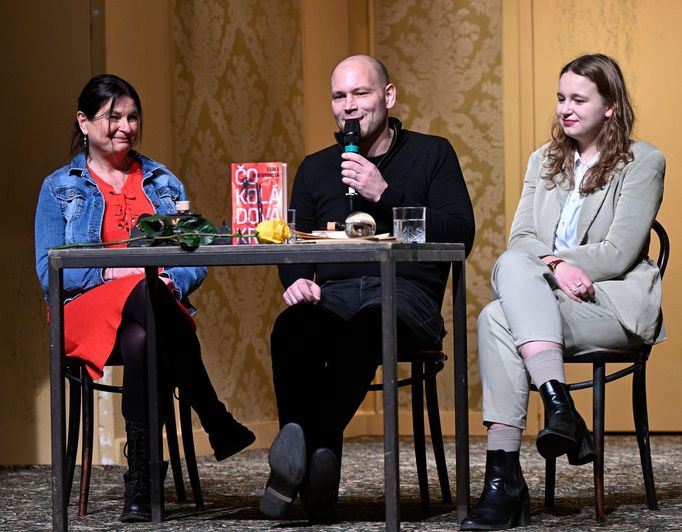 Spisovatelka Radka Denemarková, ředitel Divadla Na zábradlí Petr Štědroň a autorčina dcera Ester Denemarková.