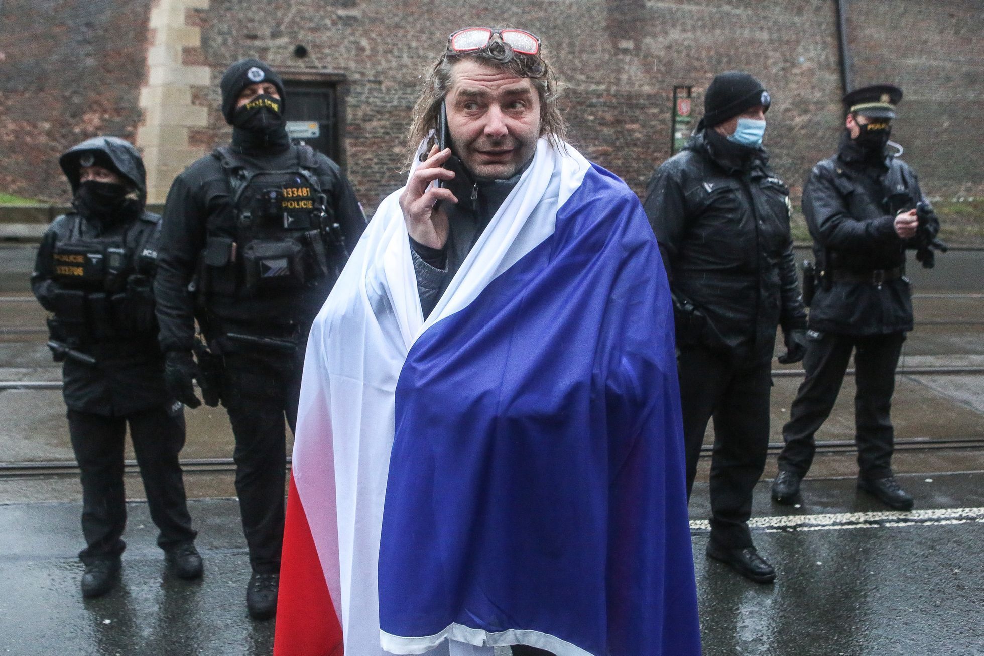 Protest / demonstrace proti vládním koronavirovým opatřením, blokáda Úřadu vlády, otevřené Česko