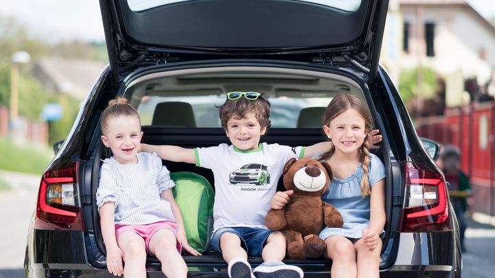 Pojmenovat dítě po autě? V Česku žije Fabia, Octavia i několik Mercedesů