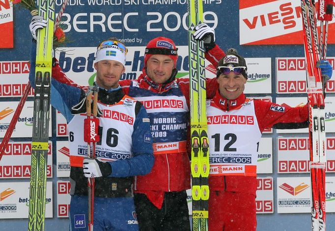 Stupně vítězů ve skiatlonu (zleva): Anders Södergren (Švédsko), Petter Northug (Norsko) a Giorgio DiCenta (Itálie).