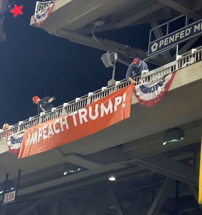 Transparent v hledišti během finále MLB vyzývající k sesazení Donalda Trumpa za pomoci ústavní žaloby