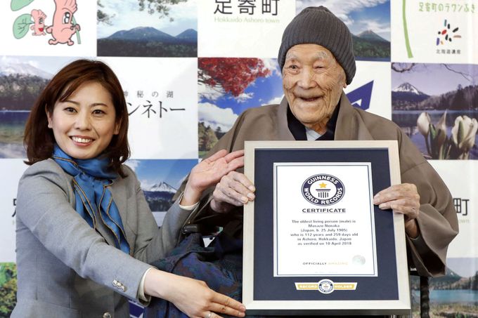 Masazo Nonaka obdržel od Guinnessovy knihy rekordů certifikát potvrzující, že je nejstarším mužem planety.