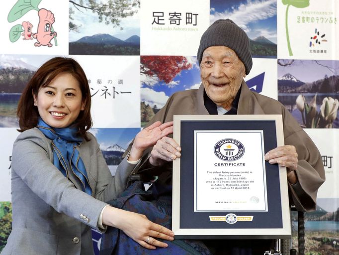 Masazo Nonaka obdržel od Guinnessovy knihy rekordů certifikát potvrzující, že je nejstarším mužem planety.