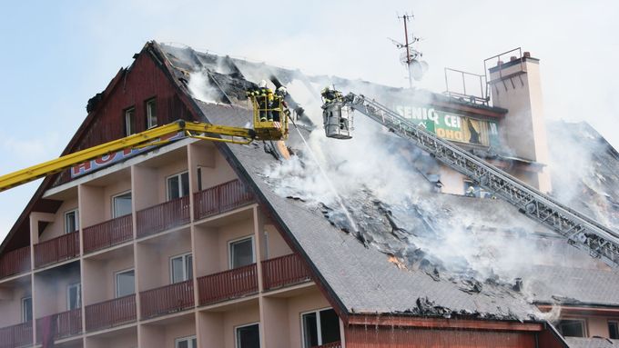 Požár likviduje sedm hasičských jednotek.