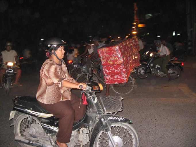 Složitá dopravní situace na jedné z mandalajských křižovatek, kde převládají hlavně motocykly, případně bicykly