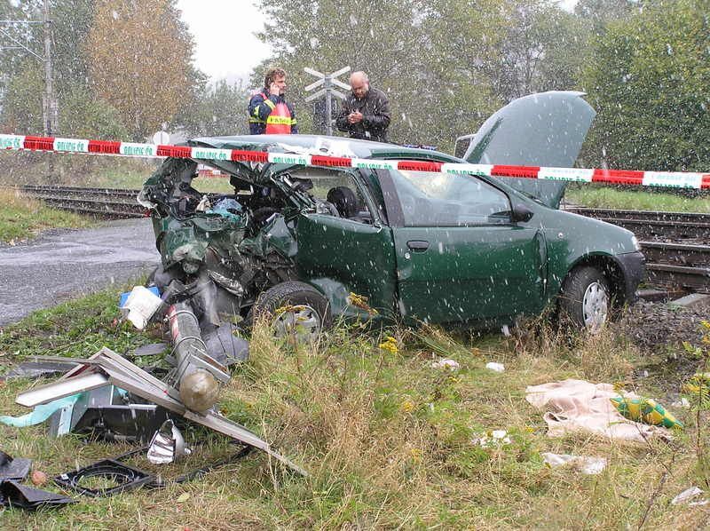 Vlak srazil na přejezdu auto