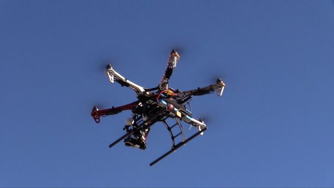 I když si koupíte na internetu bezpilotní dron coby hračku a chcete s ním létat, měli byste mít povolení, zdůrazňuje ředitel Sekce letových standardů Vítězslav Hezký z Úřadu pro civilní letectví.