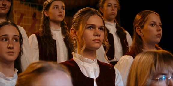 Film Sbormistr přibližuje svět proslulého dívčího sboru.