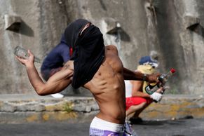 Obrazem: Chaos ve Venezuele. Policie střílí do demonstrantů, zemřelo už 26 lidí