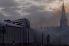 Hasiči likvidují zbytky požáru renesanční burzy v Kodani. Z budovy stále stoupá kouř