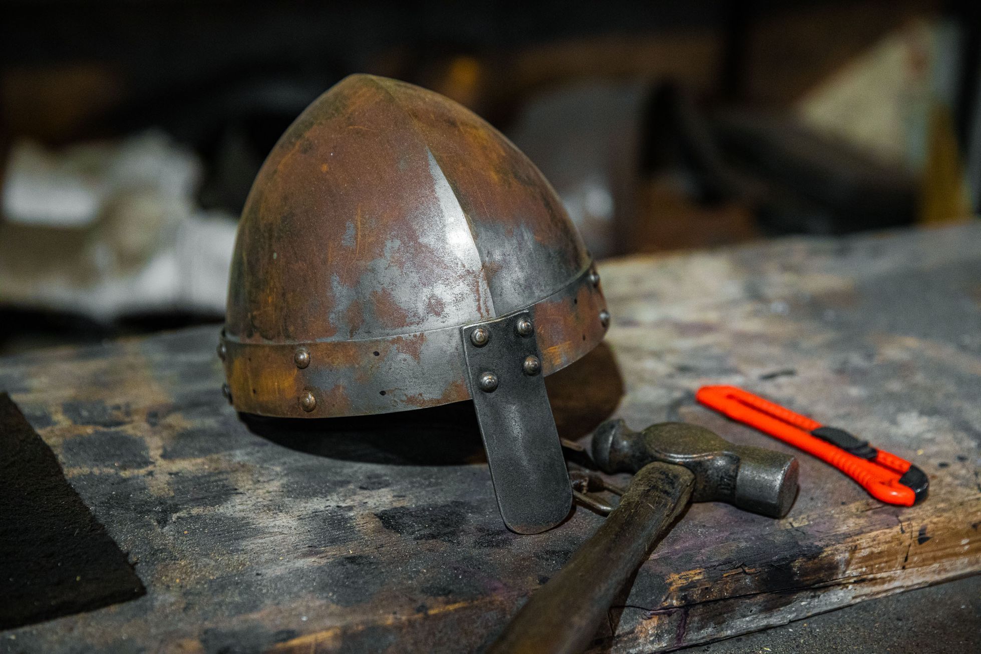 Kovář, platnéř Petr Brožek, výroba plátové zbroje a helmy