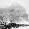 Pohled na Tower a řeku Temži po bombardování během Blitz, 7. září 1940. Dým stoupá z poničených částí Londýna po německém leteckém útoku.