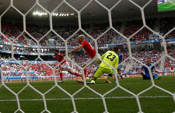 Euro 2016, Slovensko-Wales: Hal Robson-Kanu dává gól na 1:2