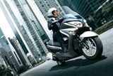Suzuki Burgman 125 - Tento model je dlouholetou stálicí na trhu. Má vysokou kvalitu zpracování, pohodlné sedlo a velký štít. Prodává se v mnoha provedeních i se silnějšími motory, na které je už potřeba řidičák na motorku. Pro „béčkaře“ je k dostání také s ABS. Má výkon 9,6 kW a vyjde na 117 900 korun.
