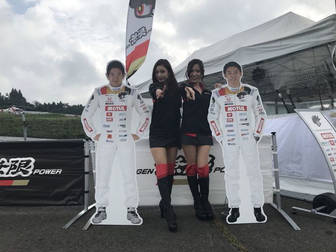 Závodní královny  z japonského šampionátu sportovních vozů Super GT.