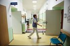Kratší vzdělání sester sníží kvalitu zdravotnictví, budou z nich uklízečky, tvrdí rektor