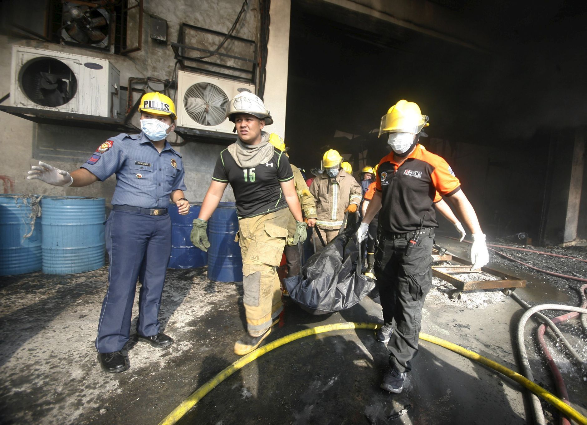 Požár v továrně, Manila