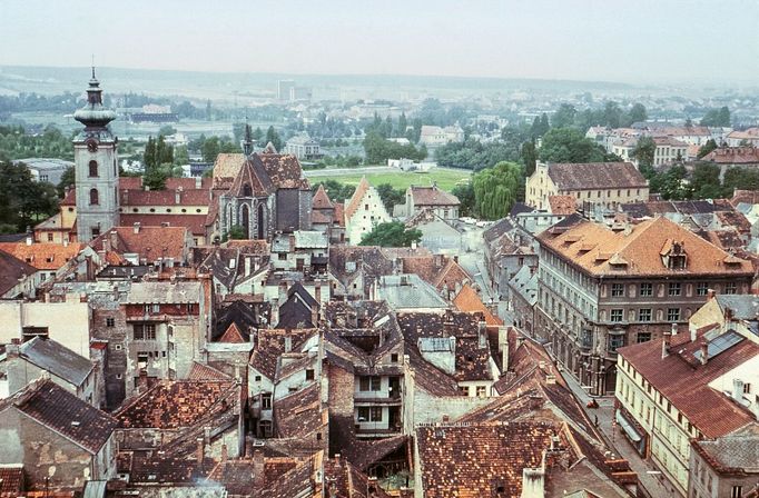 Dvorek s ochozem hradby u Železné panny žije pět století. Srpen 1965.