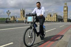 Boris učí Londýn cyklistice s "tanky" na dvou kolech