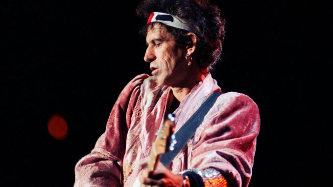 Kameny se valí do Prahy, symbol konce jedné éry. Keith Richards při koncertu Rolling Stones na Strahově v srpnu 1990, deset měsíců po sametové revoluci.