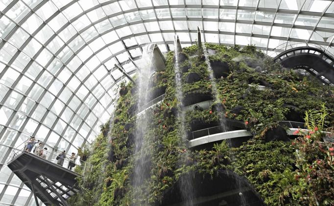 Visitors view waterfalls inside a "cool" conservatory at the Gardens by the Bay in Singapore June 29, 2012. The 101-hectare gardens situated at the heart of Singapore's new downtown at Marina Bay, which have two greenhouses and 220,000 plants from almost every continent, were officially opened by Singapore's Prime Minister Lee Hsien Loong on Thursday. REUTERS/Tim Chong (SINGAPORE - Tags: ENVIRONMENT SOCIETY TRAVEL) Published: Čer. 29, 2012, 8:11 dop.