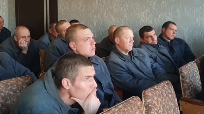 Ruští váleční zajatci se na Ukrajině dívali na dokument o zvěrstvech války