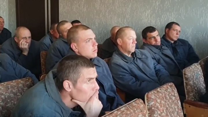 Zvěrstva, kterých se sami účastnili. Zajatcům pustili videa hrůzných ruských zločinů