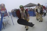 Snowboardisté dnes měli na programu závod ve snowboardcrossu, ale i oni si musí počkat.