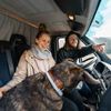 Dva nomádi na cestách karavanem a pes