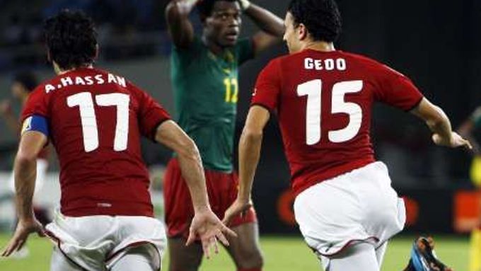 Fotbalisté Egypta se radují z gólu do sítě Kamerunu