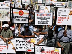 Tamilská komunita v Sydney na Den srílanské nezávislosti uspořádala protest. Transparenty s hesly jako "LTTE je naše jediná naděje" nebo "Tamilové nejsou Srílančané, tamilský Ílam musí být osvobozen" dávaly jasně najevo, kde jsou jejich sympatie